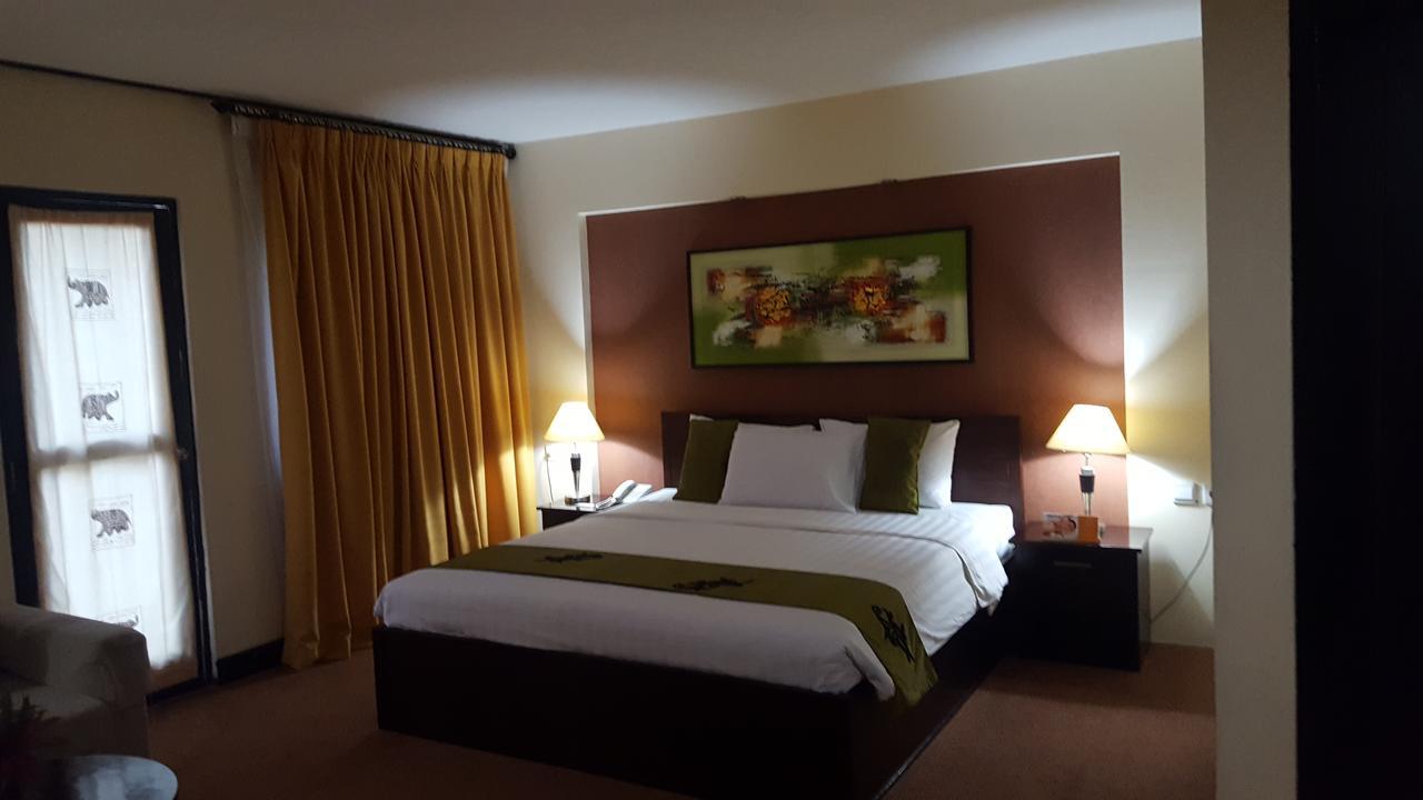 Grand Tembaga Hotel Timika Extérieur photo