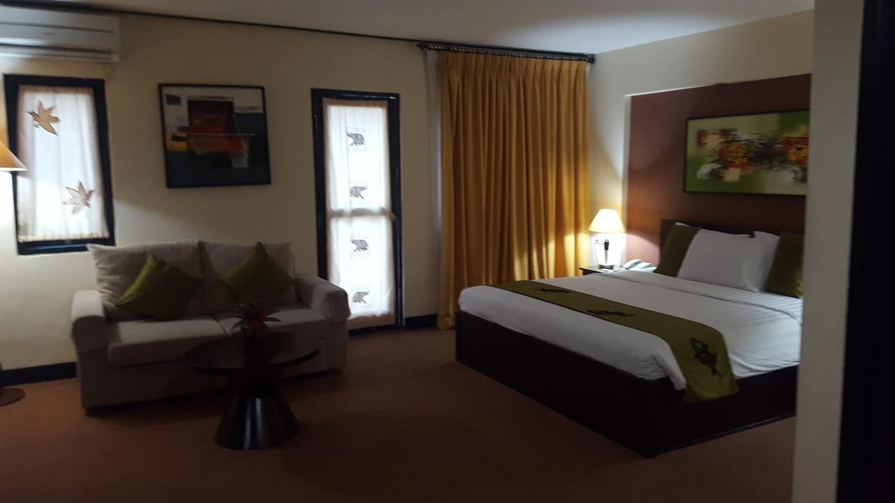 Grand Tembaga Hotel Timika Extérieur photo
