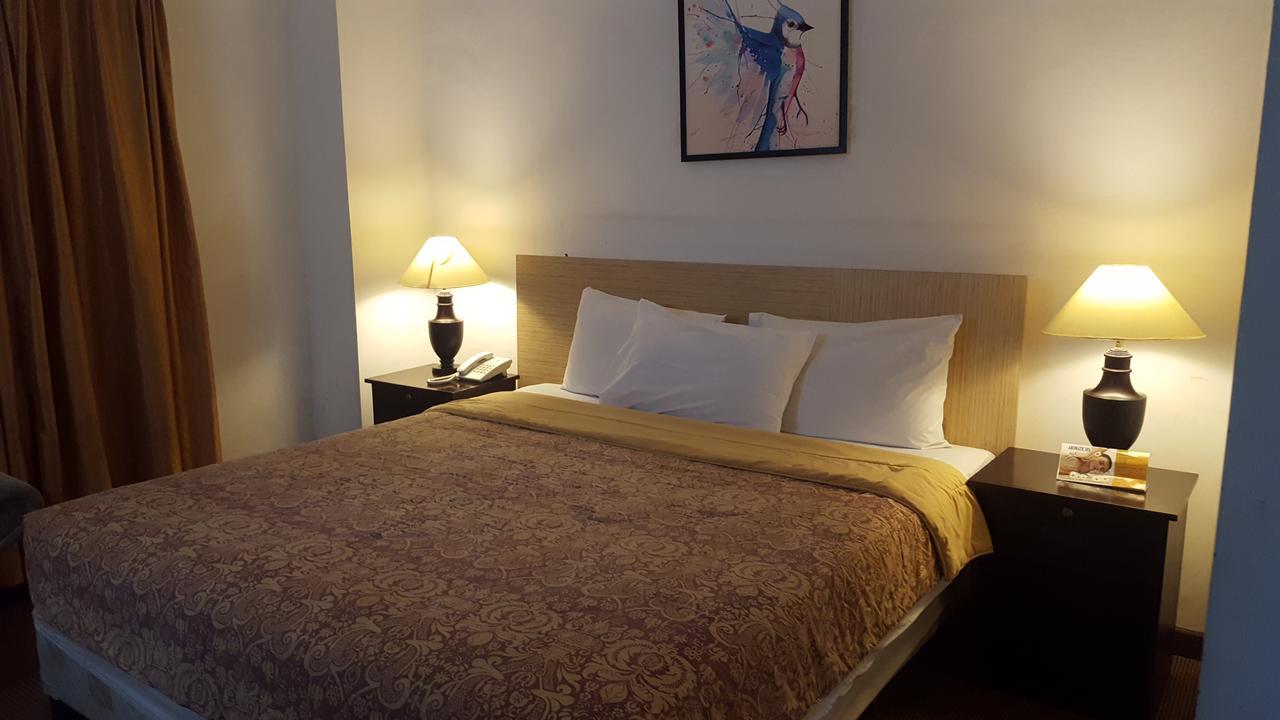 Grand Tembaga Hotel Timika Extérieur photo